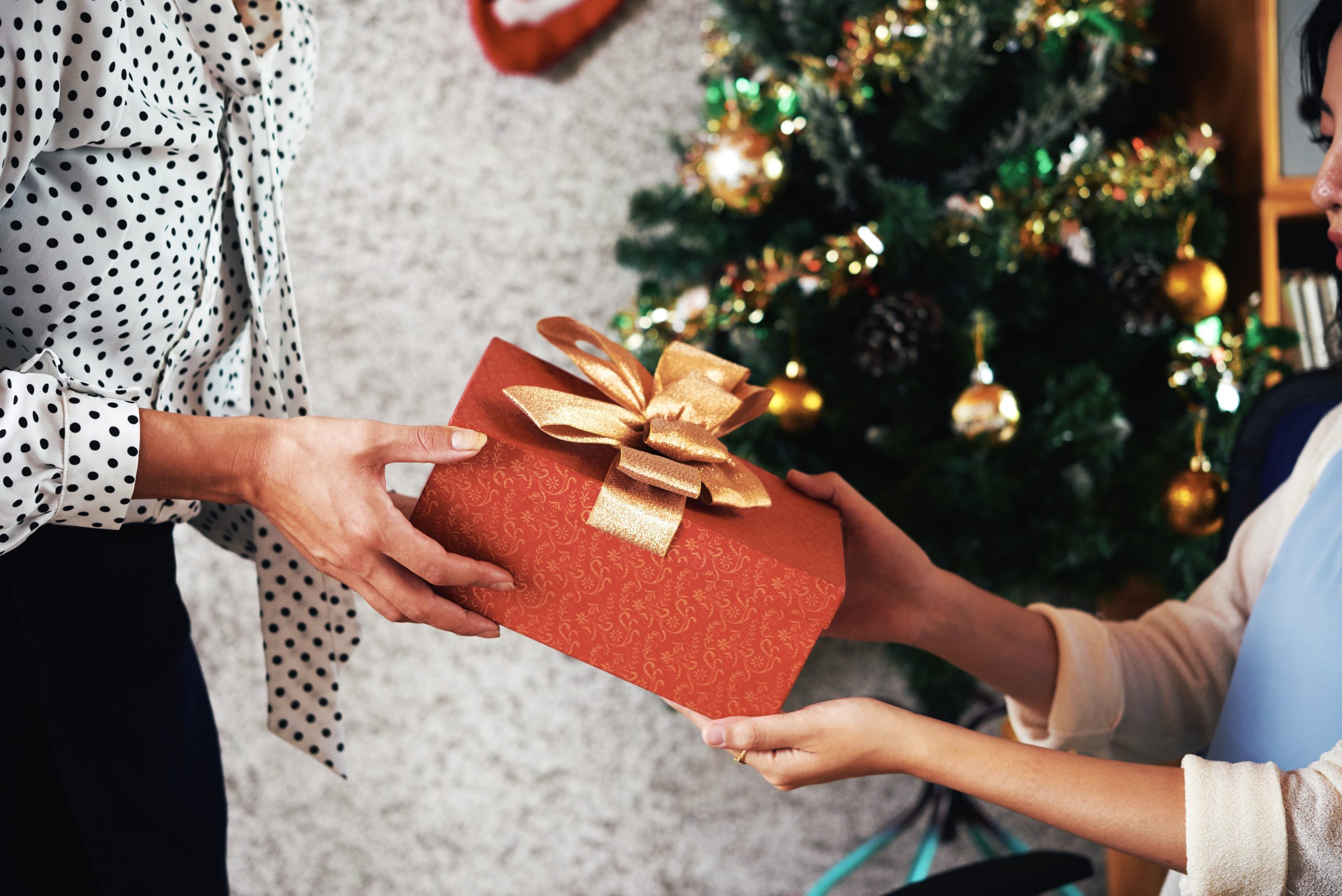 Iemand die een kerstpakket geeft