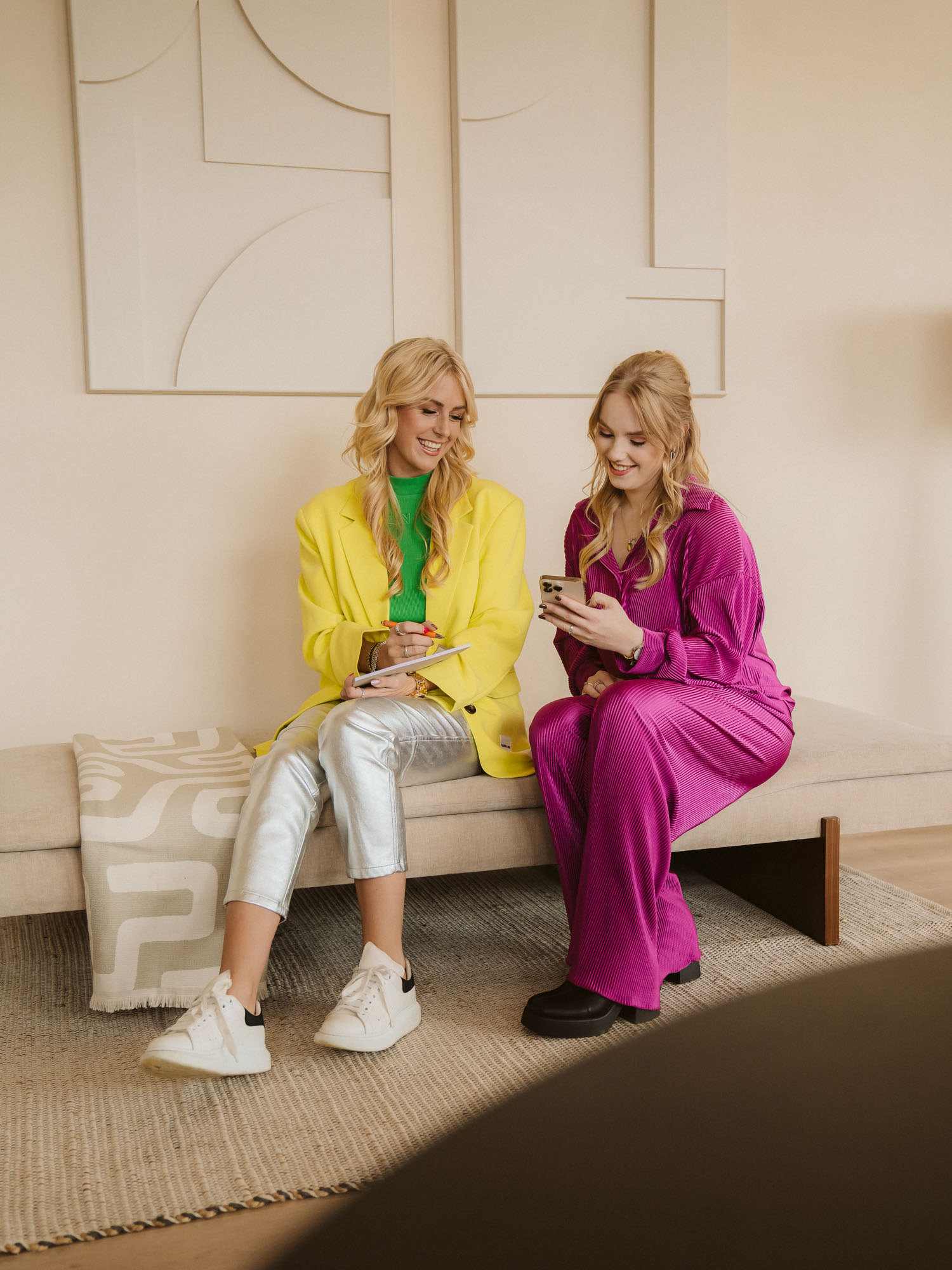 Amber Kamphuis en Mieke Leemans zitten beide op een bankje om de resultaten van social media door te spreken. Amber Kamphuis en Mieke Leemans zitten beide op een bankje om de resultaten van social media door te spreken.